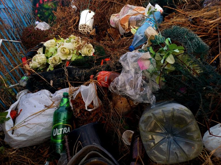 Specialiștii de mediu îndemnă persoanele să aducă la cimitir flori vii, în loc de coroane din plastic