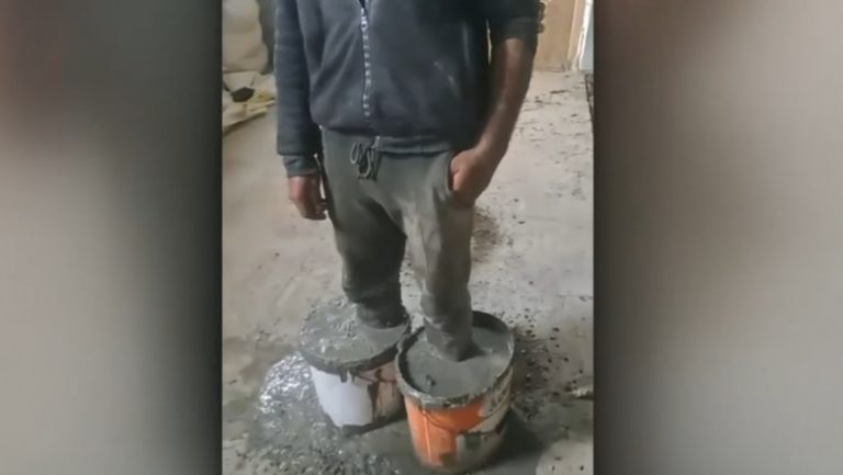 Scene șocante la o stână din România. Cioban sechestrat și băgat în ciment: ‘Mă doare-n … și de tine, și de poliție!’