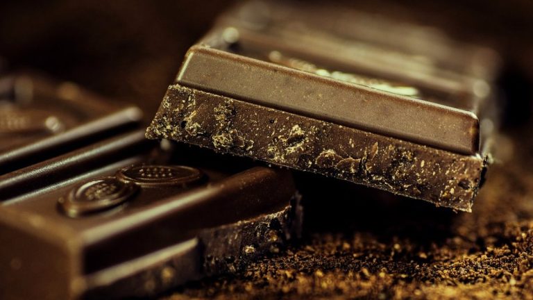 Ciocolata riscă să se scumpească! Costurile principalului ingredient din care se produce ciocolata s-au dublat în ultimul an