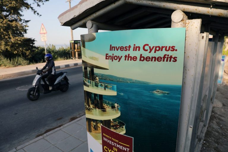 Cipru retrage cetățenia pentru zeci de indivizi care au investit bani mulți în țară