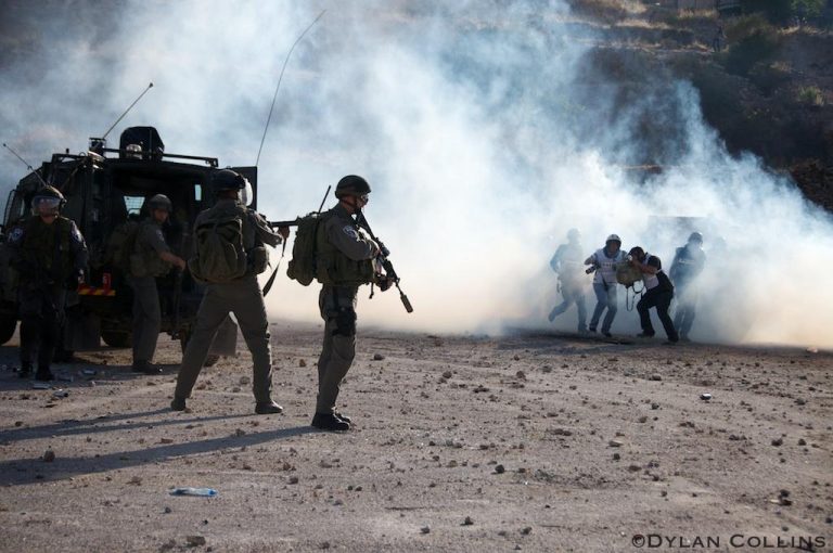 Palestinian legat pe capota unui vehicul militar în timpul unei operaţiuni israeliene la Jenin
