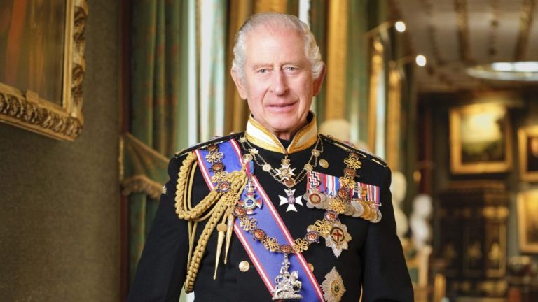 Palatul Buckingham a dezvăluit un nou portret al regelui Charles în uniformă militară