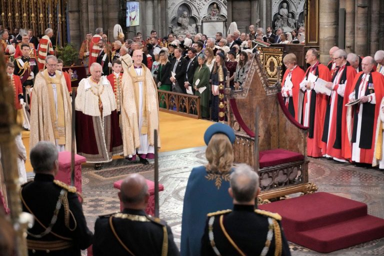 A început ceremonia de încoronare a Regelui Charles al III-lea la Westminster Abbey