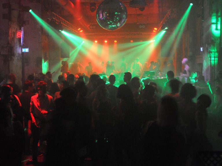 Franţa îşi REDESCHIDE discotecile şi permite reluarea concertelor mari