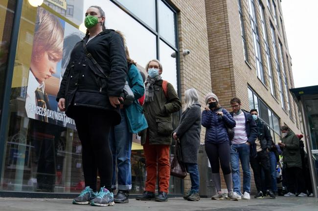 Mii de persoane au stat la coadă în oraşul britanic Bristol pentru a cumpăra tricouri de Banksy, în ediţie limitată