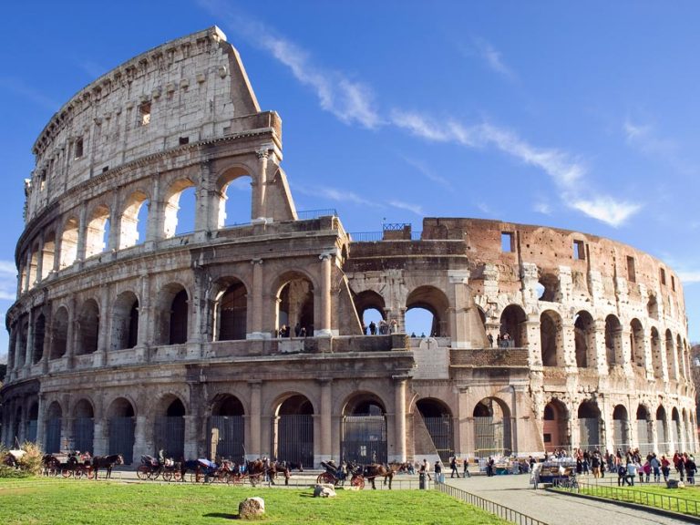Bărbatul care şi-a gravat numele pe amfiteatrul antic Colosseum din Roma este un turist britanic