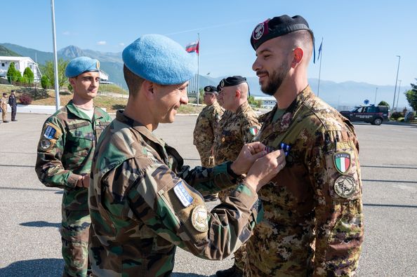 Militarii moldoveni au oferit medalii colegilor italieni