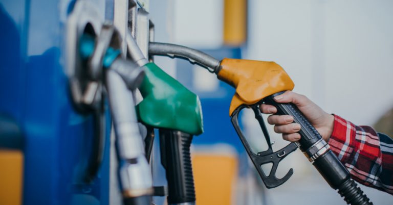 ANRE anunță noi prețuri la benzină și motorină. Cât vor costa în weekend carburanții