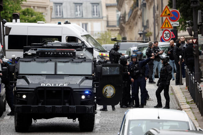 VIDEO: Alertă la Paris. Un bărbat înarmat s-a baricadat în Consulatul Iranului