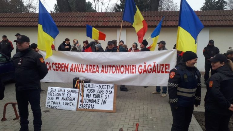 Găgăuzii protestează la Curtea Constituțională, iar contramanifestanții îi trimit în Rusia