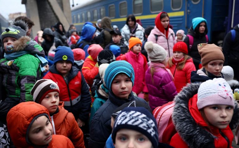 HRW, îngrijorată de consecinţele războiului asupra copiilor orfani ucraineni