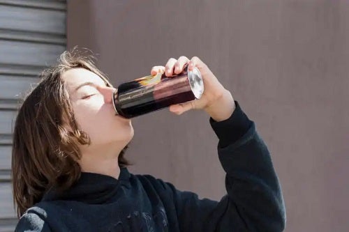 Impactul băuturilor energizante asupra copiilor și adolescenților:  Calitate slabă a somnului și a performanțelor școlare, atacuri de panică și stres
