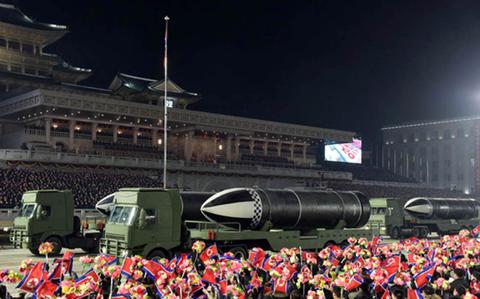 Coreea de Nord pare să fi organizat o paradă militară nocturnă la Phenian