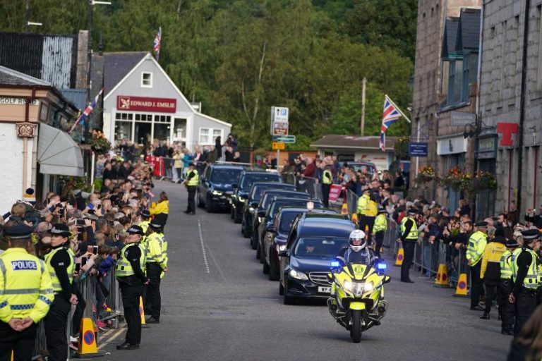 De la Balmoral la Edinburgh, mii de persoane s-au reunit în tăcere şi reculegere pentru a-i aduce un ultim omagiu reginei Elisabeta a II-a