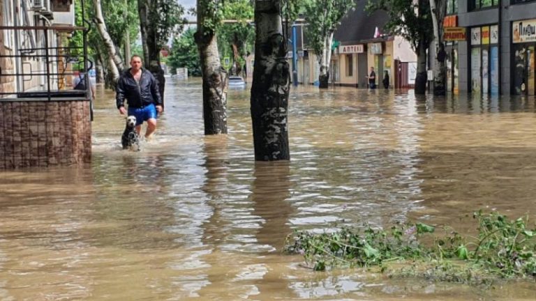 Autorităţile din Crimeea au declarat joi stare de urgenţă în urma inundaţiilor grave