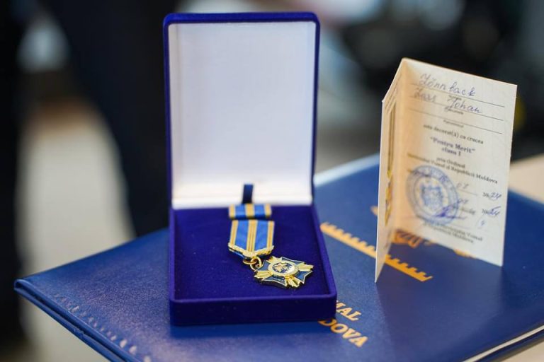 Șeful OIM în Moldova a primit distincția Crucea „Pentru Merit” clasa I