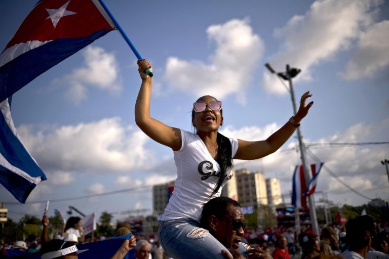 Cubanezii marchează ziua de 1 mai cu mult mai puţin fast decât de obicei, pe fondul crizei de combustibil