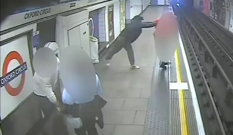Momentul halucinant în care un tânăr kurd împinge un bărbat pe șinele de metrou. „M-a privit lipsit de respect” 