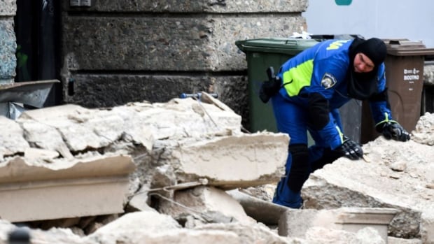 Clădirea în care funcţionează agenţia de presă croată Hina, grav deteriorată în cutremurul de duminică