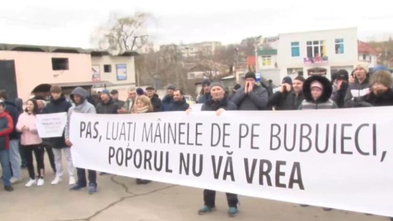 Protest la Bubuieci: Locuitorii, nemulțumiți de anularea alegerilor unde a învins candidatul MAN, au ieșit în stradă