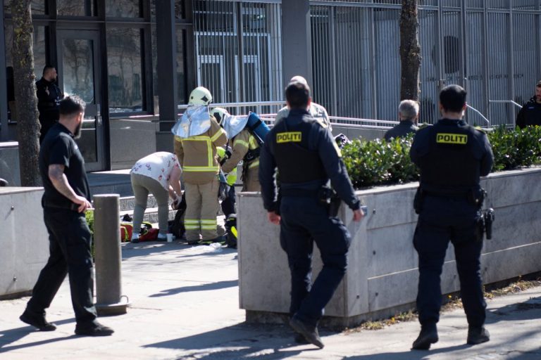 Un bărbat a fost inculpat pentru ‘tentativă de violenţă agravată împotriva unui ambasador’ la Copenhaga