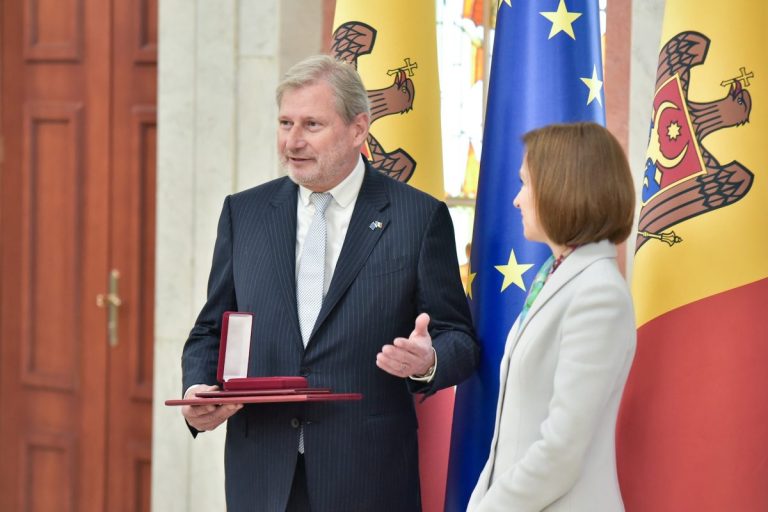 Comisarul European, Johannes Hahn, a fost decorat cu „Ordinul de Onoare”