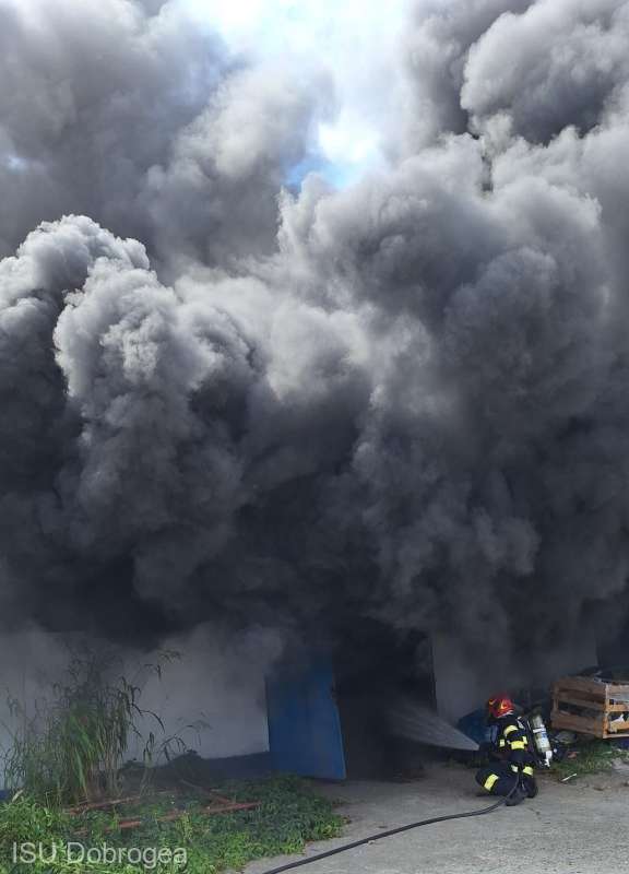 Constanța: Incendiu cu degajări mari de fum la un depozit din stațiunea Costineşti