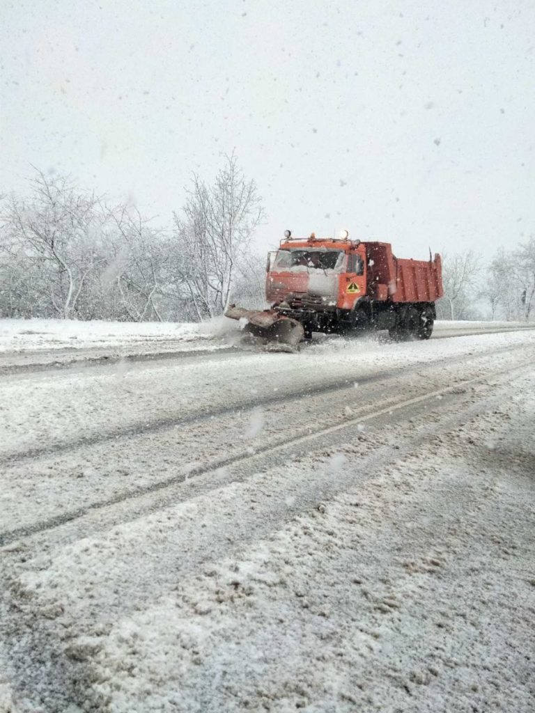 Drumarii puși pe treabă. În unele regiuni ninge abundent