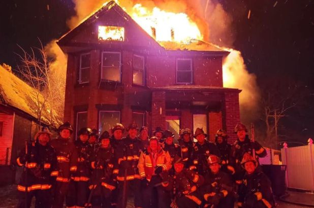 Anchetă după ce pompieri din Detroit s-au fotografiat în faţa unei case în flăcări