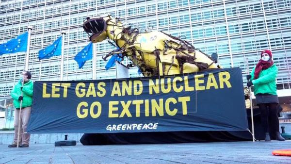 Greenpeace a protestat cu un dinozaur în faţa Comisiei Europene împotriva includerii gazelor şi centralelor nucleare în energiile verzi