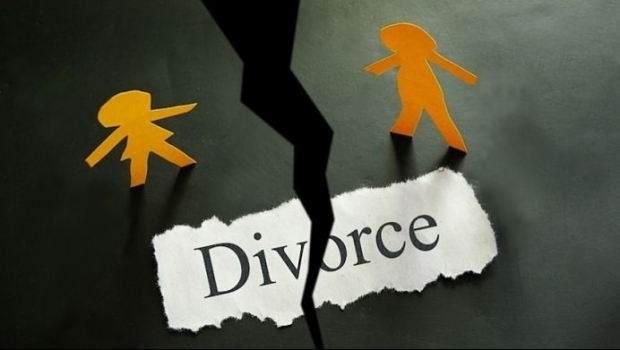 După 21 de ani de căsătorie, un cuplu a fost divorțat din greșeală