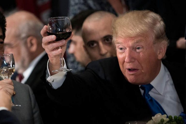 Trump ameninţă, înainte de G7, că va impune taxe suplimentare pentru vinurile franţuzeşti