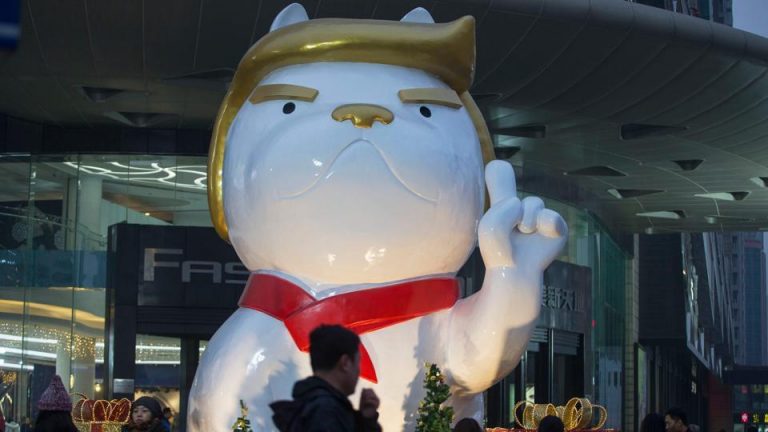 Un centru comercial din China a expus o “operă” care-l reprezintă pe Donald Trump  în formă de buldog alb
