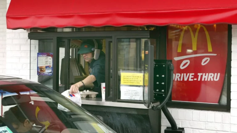 Amenda uriașă primită de un tânăr care aștepta la drive-thru McDonald’s un meniu gratuit