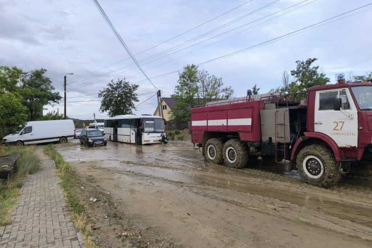 Mai multe drumuri din sudul țării sunt înnămolite. Un autocar de rută a rămas blocat