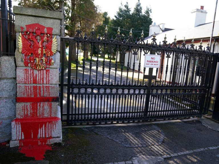 Un bărbat a fost arestat după ce a intrat cu camionul în poarta ambasadei Rusiei de la Dublin