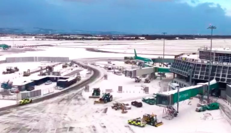 Aeroportul din Dublin și-a suspendat traficul aerian până sâmbătă din cauza codului roşu de ninsoare