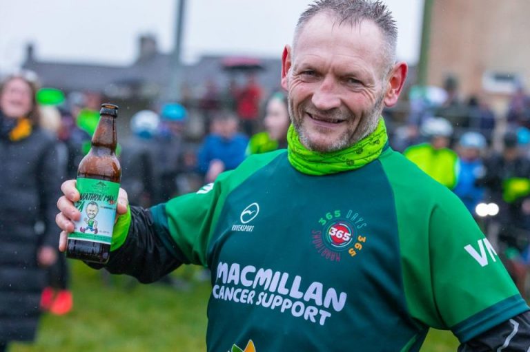 Un britanic a alergat 365 de maratoane în 2022 pentru a strânge un milion de lire sterline pentru lupta împotriva cancerului