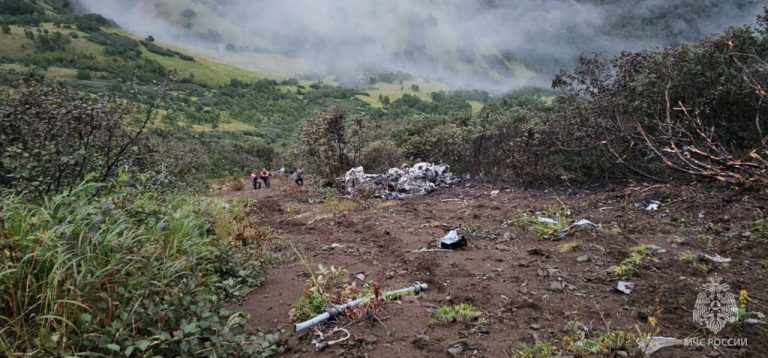 FOTO/ Elicopterul turistic, dispărut în Kamchatka, s-a prăbușit: nu au fost găsiți supraviețuitori