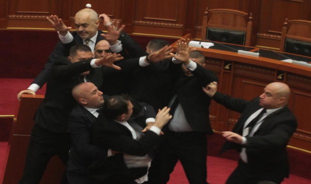 Incident în parlamentul de la Tirana: Premierului albanez Edi Rama, atacat cu ouă (VIDEO)