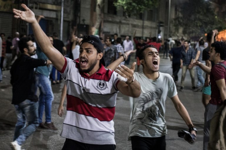 Ciocniri violente la Suez în cursul unei manifestaţii împotriva preşedintelui Al-Sisi – VIDEO