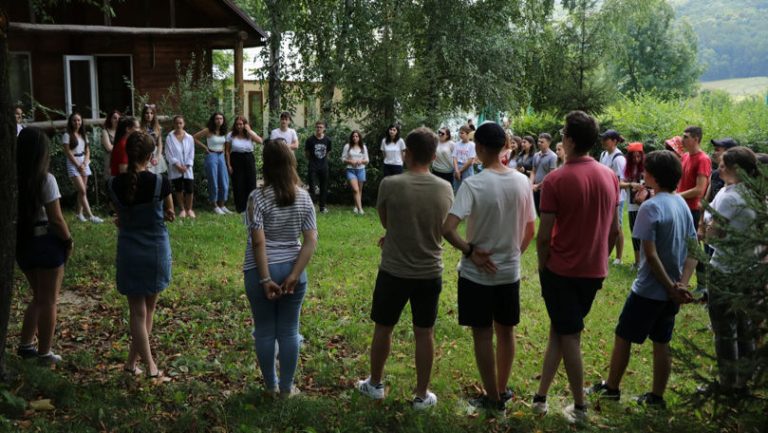 Elevii unei școli din municipiul Galați vor participa la o tabără de vară în Moldova