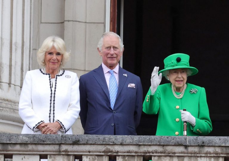 Regina Elisabeta a II-a, apariție surpriză la balconul Palatului Buckingham, în ultima zi a Jubileului – VIDEO