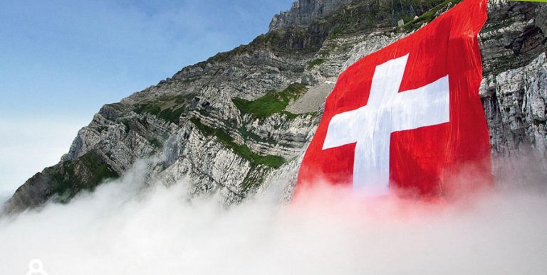Cel mai mare steag elvețian din lume, desfășurat pe o stâncă din Alpi