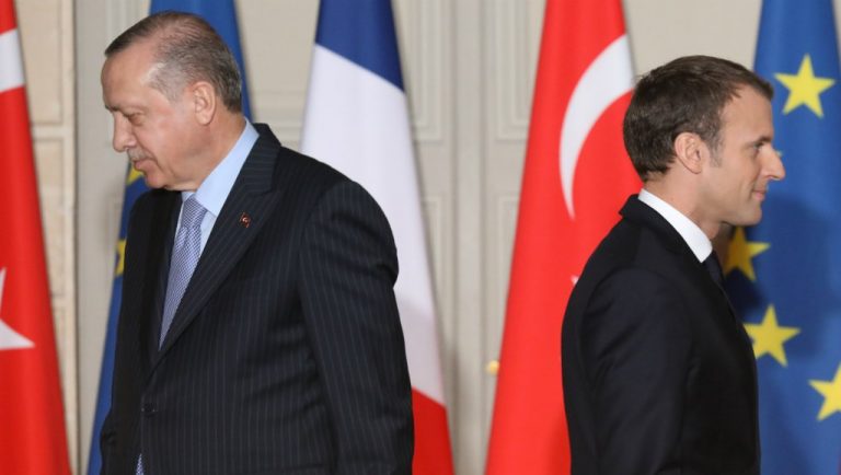Macron îl acuză pe Erdogan de ‘nerespectarea cuvântului dat’ de a nu trimite nave cu mercenari sirieni în Libia