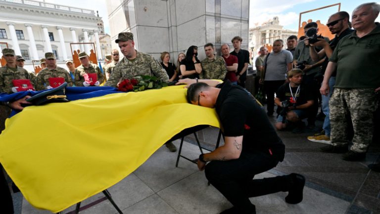 FOTO Imagini tulburătoare de la Kiev. Ucrainenii și-au luat rămas bun de la “Fantoma Kievului”. Cine a fost Valentin Korenciuk
