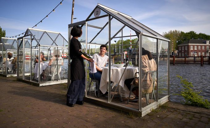 Soluţie inedită pe timp de pandemie: Un restaurant olandez testează cabinele din sticlă