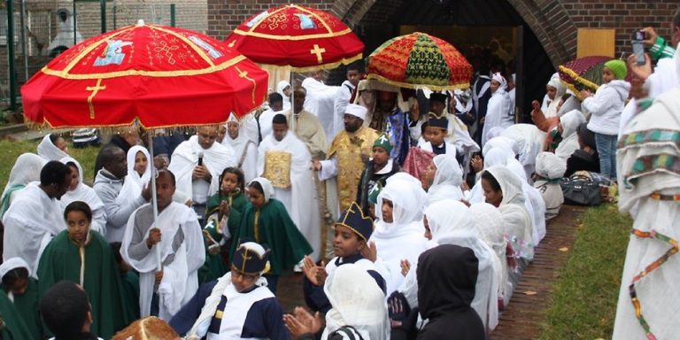 Etiopienii sărbătoresc epifania ortodoxă sub dogoarea soarelui
