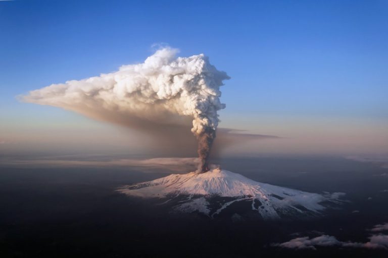 Vulcanul Etna ERUPE din nou