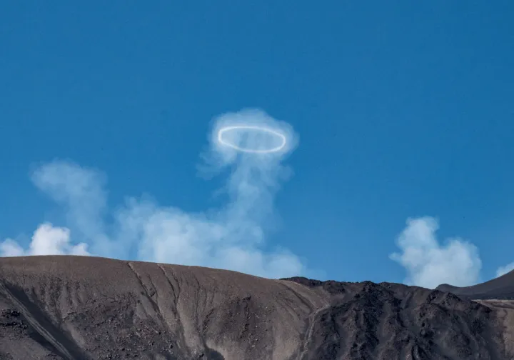 Fenomen spectaculos și foarte rar: Muntele Etna aruncă ‘inele de fum’
